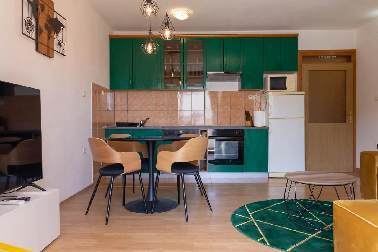 Vicia Faba Apartment Kastela