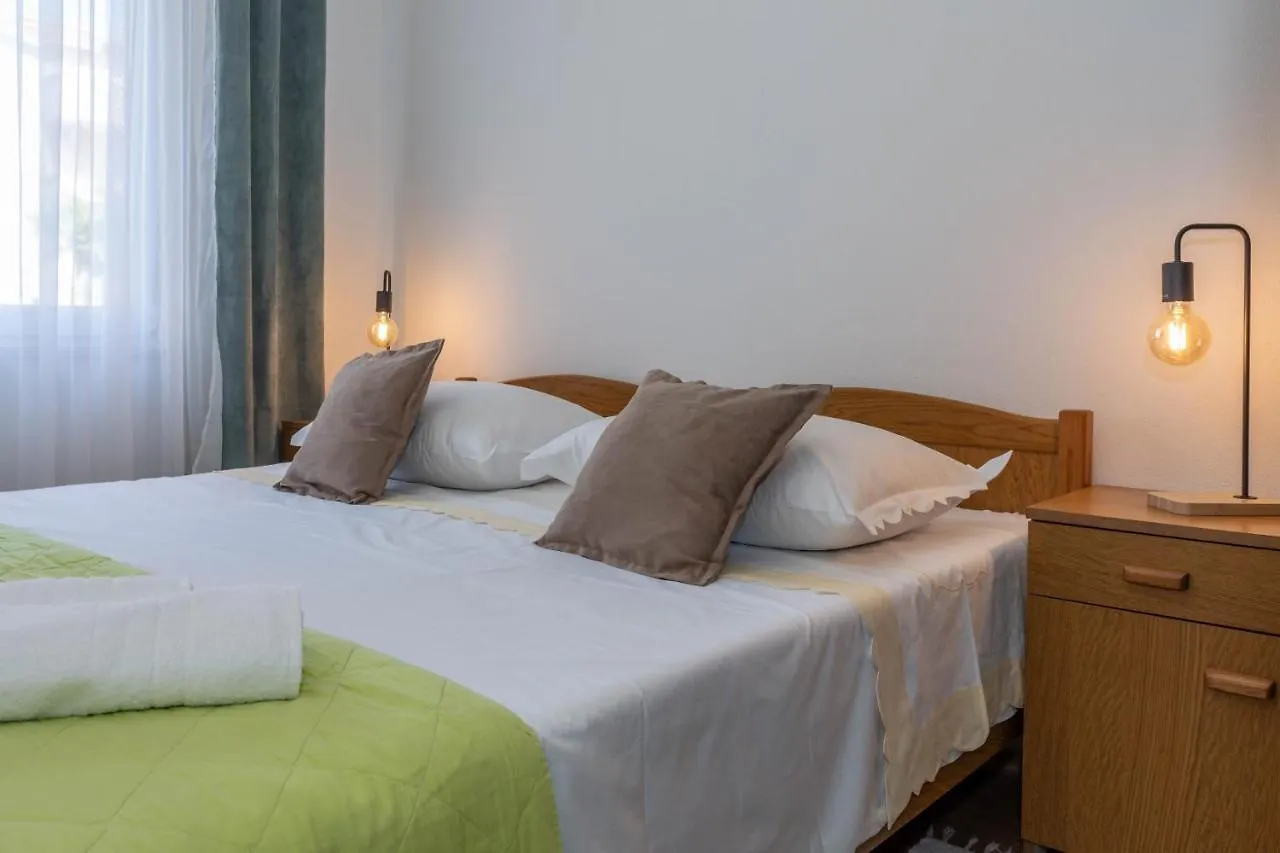Vicia Faba Apartment Kastela