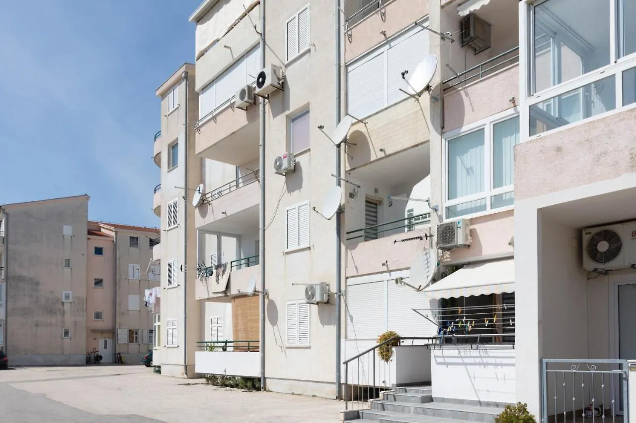 Vicia Faba Apartment Kastela