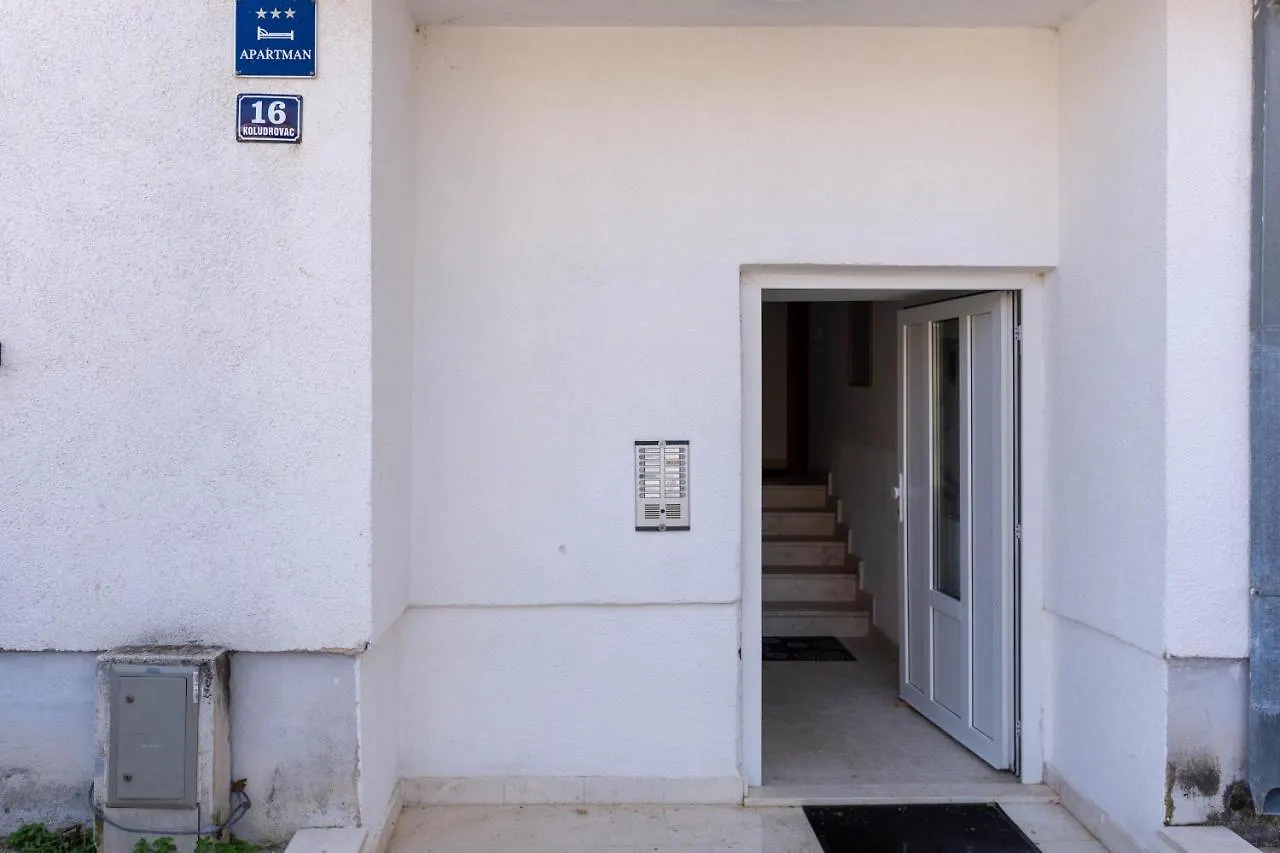 Vicia Faba Apartment Kastela