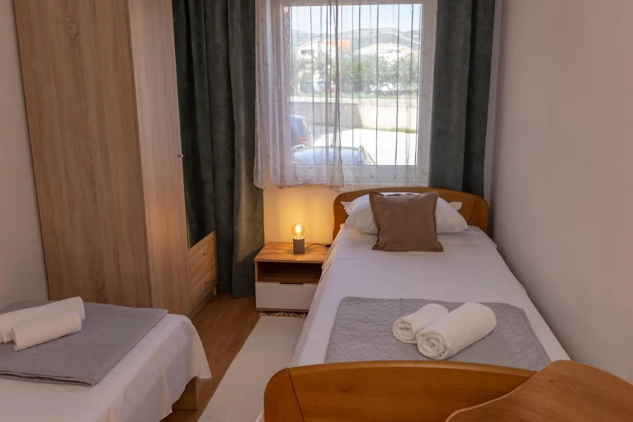 Vicia Faba Apartment Kastela